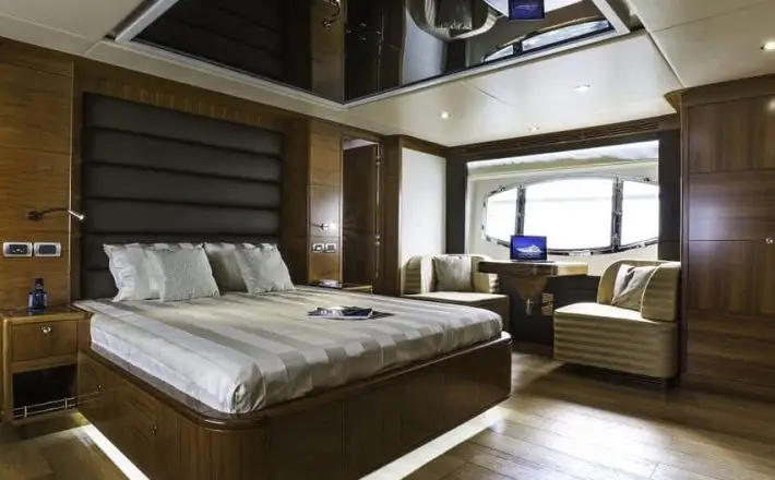 101ft luxury private yacht - luxury boat hire dubai jumeirah