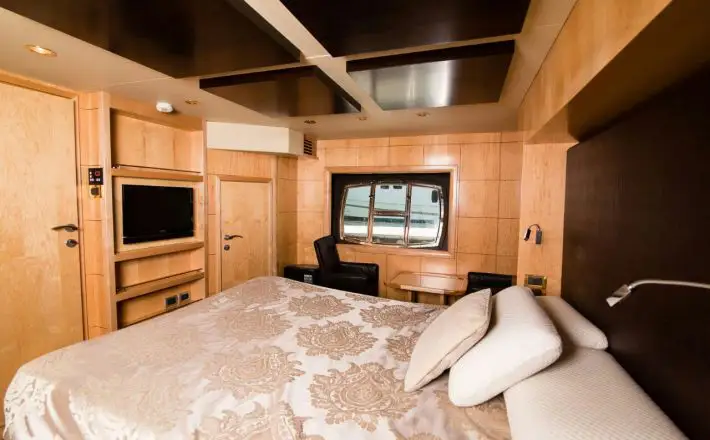90ft private yacht tour package